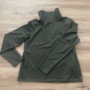 UNDER ARMOUR woman long sleeve top. Size XL. Turtle neck. NWT